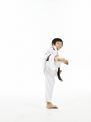 포토 JPG 스튜디오촬영 전신 남자 초등학생 어린이 스포츠 포즈 실내 표정 한명 누끼 사람 동양인 소년 세로 운동 한국인 킥 태권도 태권도복 남자만 남자한명만 어린이만 소년만 소년한명만 국내포토 1 학생 모션 건강 도복 인종 내부 격투기 파일형식