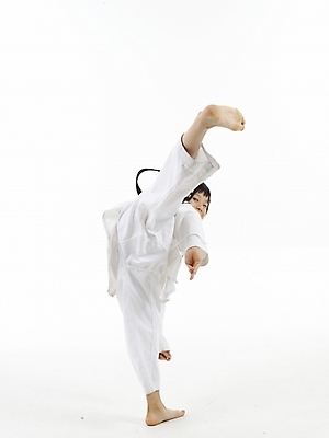 포토 JPG 스튜디오촬영 전신 남자 초등학생 어린이 스포츠 포즈 실내 표정 한명 누끼 사람 동양인 소년 세로 운동 한국인 킥 태권도 태권도복 남자만 남자한명만 어린이만 소년만 소년한명만 국내포토 1 학생 모션 건강 도복 인종 내부 격투기 파일형식