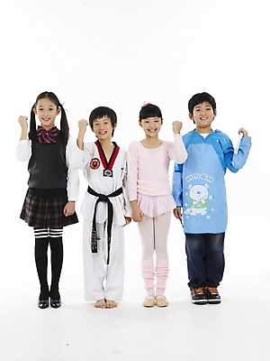 포토 JPG 스튜디오촬영 전신 여자 남자 교복 초등학생 어린이 포즈 하늘색 실내 표정 누끼 사람 동양인 소녀 소년 여러명 세로 앞치마 한국인 흰색 태권도복 발레복 어린이만 국내포토 학생 옷 컬러 다수 도복 인종 내부 파란색 발레 파일형식