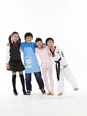 포토 JPG 스튜디오촬영 전신 여자 남자 교복 초등학생 어린이 포즈 하늘색 어깨동무 실내 표정 누끼 사람 동양인 소녀 소년 여러명 세로 앞치마 한국인 흰색 태권도복 발레복 어린이만 국내포토 학생 옷 컬러 다수 도복 인종 내부 파란색 발레 파일형식
