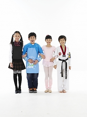 포토 JPG 스튜디오촬영 전신 여자 남자 교복 초등학생 어린이 포즈 하늘색 실내 표정 서기 누끼 사람 동양인 소녀 소년 여러명 세로 앞치마 한국인 흰색 태극기 태권도복 발레복 어린이만 국내포토 학생 옷 컬러 다수 모션 도복 인종 내부 파란색 국기 발레 파일형식