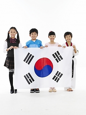 포토 JPG 스튜디오촬영 전신 여자 남자 초등학생 어린이 포즈 실내 표정 누끼 사람 동양인 소녀 소년 여러명 세로 한국인 태극기 태권도복 발레복 어린이만 국내포토 학생 옷 다수 도복 인종 내부 국기 발레 파일형식