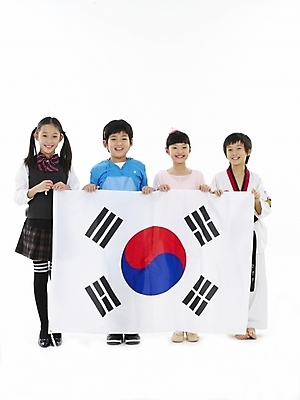 포토 JPG 스튜디오촬영 전신 여자 남자 초등학생 어린이 포즈 실내 표정 누끼 사람 동양인 소녀 소년 여러명 세로 한국인 태극기 태권도복 발레복 어린이만 국내포토 학생 옷 다수 도복 인종 내부 국기 발레 파일형식