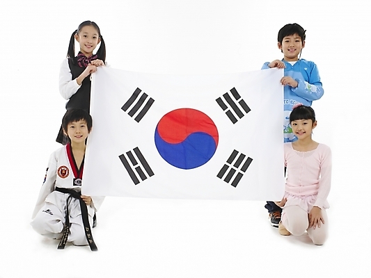 포토 JPG 스튜디오촬영 전신 여자 남자 초등학생 어린이 포즈 실내 표정 누끼 사람 동양인 소녀 소년 여러명 가로 한국인 태극기 태권도복 발레복 어린이만 국내포토 학생 옷 다수 도복 인종 내부 국기 발레 파일형식