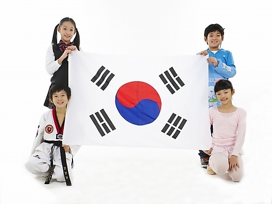 포토 JPG 스튜디오촬영 전신 여자 남자 초등학생 어린이 포즈 실내 표정 누끼 사람 동양인 소녀 소년 여러명 가로 한국인 태극기 태권도복 발레복 어린이만 국내포토 학생 옷 다수 도복 인종 내부 국기 발레 파일형식