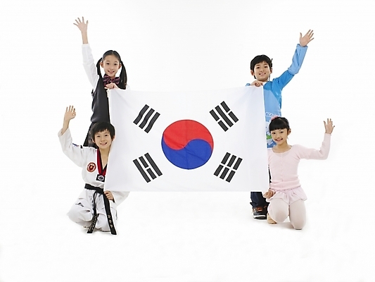 포토 JPG 스튜디오촬영 전신 여자 남자 초등학생 어린이 포즈 실내 표정 누끼 사람 동양인 소녀 소년 여러명 가로 한국인 태극기 태권도복 발레복 어린이만 국내포토 학생 옷 다수 도복 인종 내부 국기 발레 파일형식