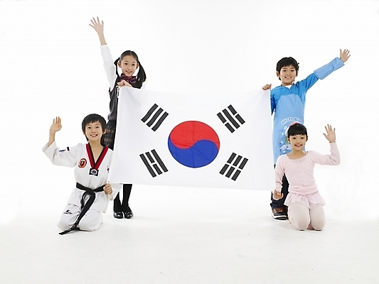 포토 JPG 스튜디오촬영 전신 여자 남자 초등학생 어린이 포즈 실내 표정 누끼 사람 동양인 소녀 소년 여러명 가로 한국인 태극기 태권도복 발레복 어린이만 국내포토 학생 옷 다수 도복 인종 내부 국기 발레 파일형식