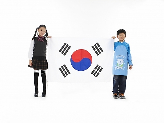 포토 JPG 스튜디오촬영 전신 여자 남자 초등학생 어린이 포즈 실내 표정 누끼 사람 동양인 소녀 소년 두명 가로 한국인 태극기 어린이만 국내포토 학생 인종 내부 국기 파일형식