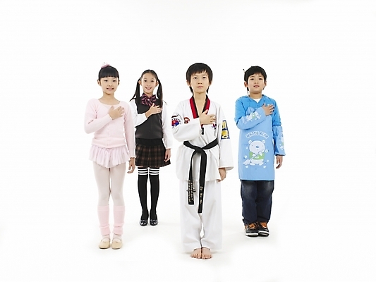 포토 JPG 스튜디오촬영 전신 여자 남자 교복 초등학생 어린이 포즈 하늘색 실내 표정 누끼 사람 동양인 소녀 소년 여러명 가로 앞치마 한국인 흰색 태권도복 발레복 어린이만 국내포토 학생 옷 컬러 다수 도복 인종 내부 파란색 발레 파일형식