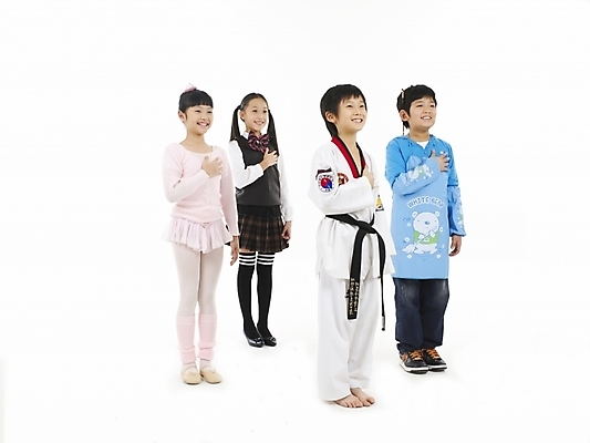 포토 JPG 스튜디오촬영 전신 여자 남자 교복 초등학생 어린이 포즈 하늘색 실내 표정 누끼 사람 동양인 소녀 소년 여러명 가로 앞치마 한국인 흰색 태권도복 발레복 어린이만 국내포토 학생 옷 컬러 다수 도복 인종 내부 파란색 발레 파일형식