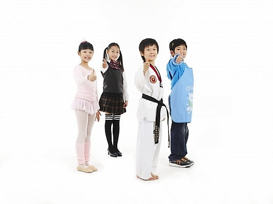 포토 JPG 스튜디오촬영 전신 여자 남자 교복 초등학생 어린이 포즈 하늘색 실내 표정 누끼 사람 동양인 소녀 소년 여러명 가로 앞치마 한국인 흰색 태권도복 발레복 어린이만 국내포토 학생 옷 컬러 다수 도복 인종 내부 파란색 발레 파일형식