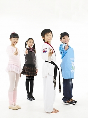 포토 JPG 스튜디오촬영 전신 여자 남자 교복 초등학생 어린이 포즈 하늘색 실내 표정 누끼 사람 동양인 소녀 소년 여러명 세로 앞치마 한국인 흰색 태권도복 발레복 어린이만 국내포토 학생 옷 컬러 다수 도복 인종 내부 파란색 발레 파일형식