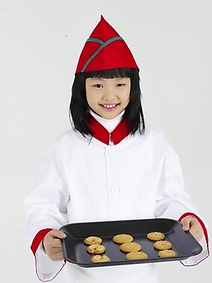 포토 JPG 스튜디오촬영 여자 초등학생 어린이 음식 포즈 쟁반 실내 표정 한명 누끼 사람 동양인 소녀 상반신 빨간색 세로 쿠키 과자 요리사 한국인 흰색 여자만 여자한명만 어린이만 소녀만 소녀한명만 국내포토 직업 1 학생 컬러 디저트 인종 내부 파일형식