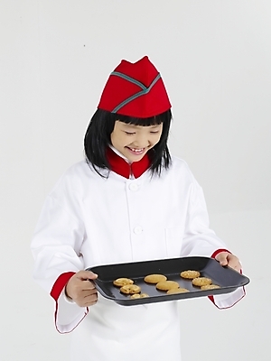 포토 JPG 스튜디오촬영 여자 초등학생 어린이 음식 포즈 쟁반 실내 표정 한명 누끼 사람 동양인 소녀 상반신 빨간색 세로 쿠키 과자 요리사 한국인 흰색 여자만 여자한명만 어린이만 소녀만 소녀한명만 국내포토 직업 1 학생 컬러 디저트 인종 내부 파일형식