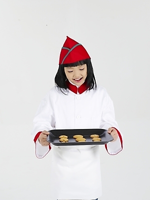 포토 JPG 스튜디오촬영 여자 초등학생 어린이 음식 포즈 쟁반 실내 표정 한명 누끼 사람 동양인 소녀 상반신 빨간색 세로 쿠키 과자 요리사 한국인 흰색 여자만 여자한명만 어린이만 소녀만 소녀한명만 국내포토 직업 1 학생 컬러 디저트 인종 내부 파일형식