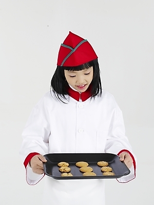포토 JPG 스튜디오촬영 여자 초등학생 어린이 음식 포즈 쟁반 실내 표정 한명 미소 웃음 누끼 사람 동양인 소녀 상반신 빨간색 세로 쿠키 과자 요리사 한국인 흰색 여자만 여자한명만 어린이만 소녀만 소녀한명만 국내포토 직업 1 학생 컬러 디저트 인종 내부 파일형식