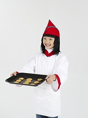 포토 JPG 스튜디오촬영 여자 초등학생 어린이 음식 포즈 쟁반 실내 표정 한명 미소 웃음 누끼 사람 동양인 소녀 상반신 빨간색 세로 쿠키 과자 요리사 한국인 흰색 여자만 여자한명만 어린이만 소녀만 소녀한명만 국내포토 직업 1 학생 컬러 디저트 인종 내부 파일형식