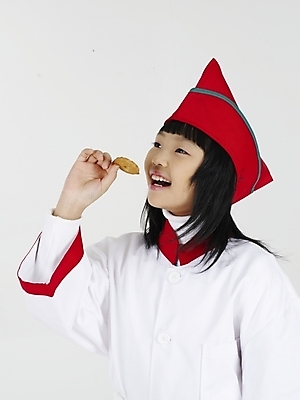 포토 JPG 스튜디오촬영 여자 초등학생 어린이 음식 포즈 쟁반 실내 표정 한명 미소 웃음 사람 동양인 소녀 상반신 빨간색 세로 쿠키 과자 요리사 한국인 흰색 먹기 여자만 여자한명만 어린이만 소녀만 소녀한명만 국내포토 직업 1 학생 컬러 모션 디저트 인종 내부 파일형식