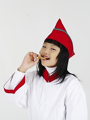 포토 JPG 스튜디오촬영 여자 초등학생 어린이 음식 포즈 쟁반 실내 표정 한명 누끼 사람 동양인 소녀 상반신 빨간색 세로 쿠키 과자 요리사 한국인 흰색 먹기 여자만 여자한명만 어린이만 소녀만 소녀한명만 국내포토 직업 1 학생 컬러 모션 디저트 인종 내부 파일형식