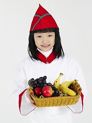 포토 JPG 스튜디오촬영 여자 초등학생 어린이 포즈 과일 포도 바나나 실내 표정 한명 누끼 사람 동양인 소녀 상반신 빨간색 세로 바구니 요리사 한국인 흰색 석류 여자만 여자한명만 어린이만 소녀만 소녀한명만 국내포토 직업 1 학생 컬러 인종 내부 파일형식