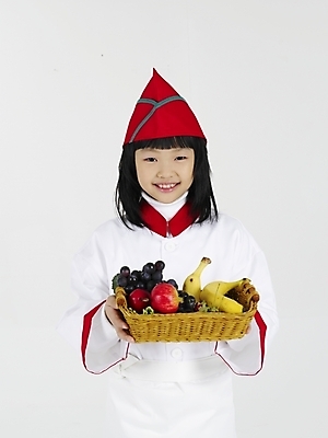 포토 JPG 스튜디오촬영 여자 초등학생 어린이 포즈 과일 포도 바나나 실내 표정 한명 미소 웃음 누끼 사람 동양인 소녀 상반신 빨간색 세로 바구니 요리사 한국인 흰색 석류 여자만 여자한명만 어린이만 소녀만 소녀한명만 국내포토 직업 1 학생 컬러 인종 내부 파일형식