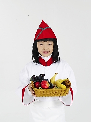 포토 JPG 스튜디오촬영 여자 초등학생 어린이 포즈 과일 포도 바나나 실내 표정 한명 누끼 사람 동양인 소녀 상반신 빨간색 세로 바구니 요리사 한국인 흰색 석류 여자만 여자한명만 어린이만 소녀만 소녀한명만 국내포토 직업 1 학생 컬러 인종 내부 파일형식