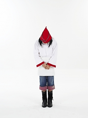 포토 JPG 스튜디오촬영 전신 모자 여자 초등학생 어린이 포즈 실내 표정 한명 누끼 사람 동양인 소녀 빨간색 세로 요리사 한국인 흰색 인사 여자만 여자한명만 어린이만 소녀만 소녀한명만 국내포토 직업 1 학생 잡화 컬러 인종 내부 예절 파일형식