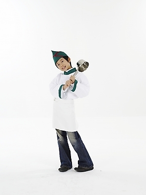 포토 JPG 스튜디오촬영 전신 모자 남자 초등학생 어린이 포즈 실내 표정 한명 누끼 사람 동양인 소년 상반신 세로 초록색 요리사 한국인 흰색 국자 남자만 남자한명만 어린이만 소년만 소년한명만 국내포토 직업 1 학생 잡화 컬러 주방용품 인종 내부 파일형식