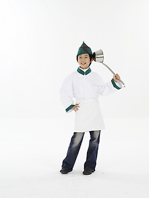 포토 JPG 스튜디오촬영 전신 모자 남자 초등학생 어린이 포즈 주방용품 실내 표정 한명 미소 웃음 누끼 사람 동양인 손짓 소년 상반신 세로 초록색 요리사 한국인 흰색 국자 남자만 남자한명만 어린이만 소년만 소년한명만 국내포토 직업 1 학생 잡화 컬러 생활용품 모션 인종 내부 파일형식