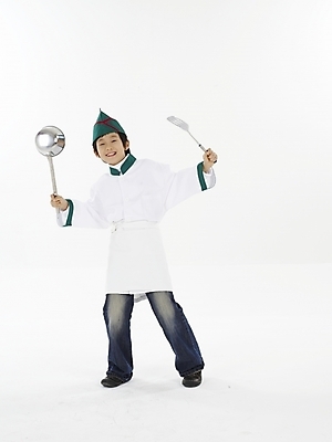 포토 JPG 스튜디오촬영 전신 모자 남자 초등학생 어린이 포즈 주방용품 실내 표정 한명 미소 웃음 누끼 사람 동양인 손짓 소년 상반신 세로 초록색 요리사 한국인 흰색 국자 뒤집개 남자만 남자한명만 어린이만 소년만 소년한명만 국내포토 직업 1 학생 잡화 컬러 생활용품 모션 인종 내부 파일형식