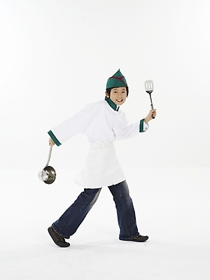 포토 JPG 스튜디오촬영 전신 모자 남자 초등학생 어린이 포즈 주방용품 실내 표정 한명 미소 웃음 누끼 사람 동양인 손짓 소년 상반신 세로 초록색 요리사 한국인 흰색 국자 뒤집개 남자만 남자한명만 어린이만 소년만 소년한명만 국내포토 직업 1 학생 잡화 컬러 생활용품 모션 인종 내부 파일형식