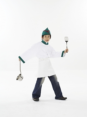 포토 JPG 스튜디오촬영 전신 모자 남자 초등학생 어린이 포즈 실내 표정 한명 누끼 사람 동양인 소년 상반신 세로 초록색 요리사 한국인 흰색 국자 뒤집개 남자만 남자한명만 어린이만 소년만 소년한명만 국내포토 직업 1 학생 잡화 컬러 주방용품 인종 내부 파일형식