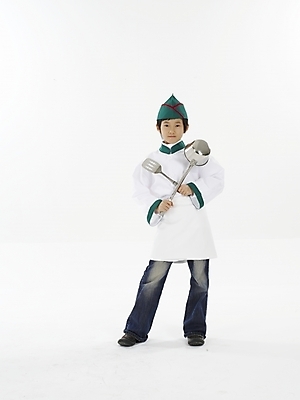 포토 JPG 스튜디오촬영 전신 모자 남자 초등학생 어린이 포즈 주방용품 실내 표정 한명 누끼 사람 동양인 손짓 소년 상반신 세로 초록색 요리사 한국인 흰색 국자 뒤집개 남자만 남자한명만 어린이만 소년만 소년한명만 국내포토 직업 1 학생 잡화 컬러 생활용품 모션 인종 내부 파일형식