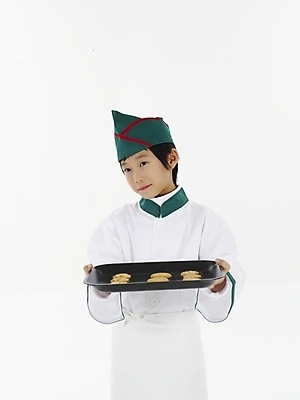 포토 JPG 스튜디오촬영 모자 남자 초등학생 어린이 포즈 쟁반 실내 표정 한명 누끼 사람 동양인 소년 세로 초록색 쿠키 과자 요리사 한국인 흰색 남자만 남자한명만 어린이만 소년만 소년한명만 국내포토 직업 1 학생 잡화 컬러 디저트 인종 내부 파일형식