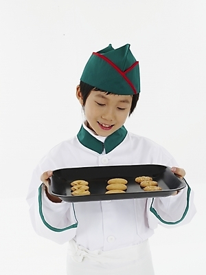 포토 JPG 스튜디오촬영 모자 남자 초등학생 어린이 포즈 쟁반 실내 표정 한명 누끼 사람 동양인 소년 세로 초록색 쿠키 과자 요리사 한국인 흰색 남자만 남자한명만 어린이만 소년만 소년한명만 국내포토 직업 1 학생 잡화 컬러 디저트 인종 내부 파일형식