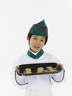 포토 JPG 스튜디오촬영 모자 남자 초등학생 어린이 포즈 쟁반 실내 표정 한명 누끼 사람 동양인 소년 세로 초록색 쿠키 과자 요리사 한국인 흰색 남자만 남자한명만 어린이만 소년만 소년한명만 국내포토 직업 1 학생 잡화 컬러 디저트 인종 내부 파일형식