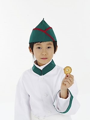 포토 JPG 스튜디오촬영 모자 남자 초등학생 어린이 포즈 실내 표정 한명 누끼 사람 동양인 소년 세로 초록색 쿠키 과자 요리사 한국인 흰색 남자만 남자한명만 어린이만 소년만 소년한명만 국내포토 직업 1 학생 잡화 컬러 디저트 인종 내부 파일형식