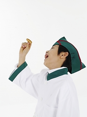 포토 JPG 스튜디오촬영 모자 남자 초등학생 어린이 포즈 실내 표정 한명 누끼 사람 동양인 소년 세로 초록색 쿠키 과자 요리사 한국인 흰색 남자만 남자한명만 어린이만 소년만 소년한명만 국내포토 직업 1 학생 잡화 컬러 디저트 인종 내부 파일형식