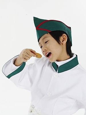 포토 JPG 스튜디오촬영 모자 남자 초등학생 어린이 포즈 실내 표정 한명 사람 동양인 소년 세로 초록색 쿠키 과자 요리사 한국인 흰색 남자만 남자한명만 어린이만 소년만 소년한명만 국내포토 직업 1 학생 잡화 컬러 디저트 인종 내부 파일형식