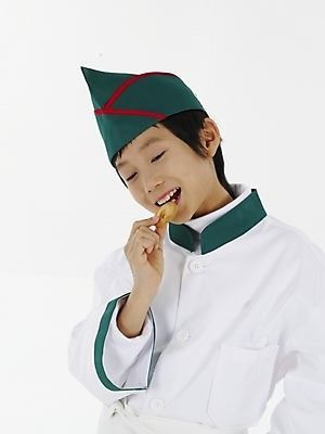 포토 JPG 스튜디오촬영 모자 남자 초등학생 어린이 포즈 실내 표정 한명 사람 동양인 소년 세로 초록색 쿠키 과자 요리사 한국인 흰색 남자만 남자한명만 어린이만 소년만 소년한명만 국내포토 직업 1 학생 잡화 컬러 디저트 인종 내부 파일형식