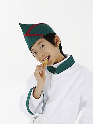 포토 JPG 스튜디오촬영 모자 남자 초등학생 어린이 포즈 실내 표정 한명 사람 동양인 소년 세로 초록색 쿠키 과자 요리사 한국인 흰색 남자만 남자한명만 어린이만 소년만 소년한명만 국내포토 직업 1 학생 잡화 컬러 디저트 인종 내부 파일형식