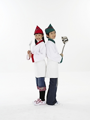 포토 JPG 스튜디오촬영 전신 모자 여자 남자 초등학생 어린이 포즈 실내 표정 누끼 사람 동양인 소녀 소년 상반신 두명 빨간색 세로 초록색 요리사 한국인 국자 뒤집개 어린이만 국내포토 직업 학생 잡화 컬러 주방용품 인종 내부 파일형식