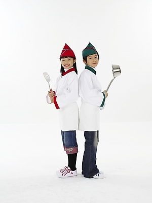 포토 JPG 스튜디오촬영 전신 모자 여자 남자 초등학생 어린이 포즈 주방용품 실내 표정 미소 웃음 누끼 사람 동양인 소녀 소년 상반신 두명 빨간색 세로 초록색 요리사 한국인 국자 뒤집개 어린이만 국내포토 직업 학생 잡화 컬러 생활용품 인종 내부 파일형식