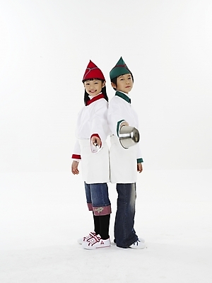 포토 JPG 스튜디오촬영 전신 모자 여자 남자 초등학생 어린이 포즈 실내 표정 누끼 사람 동양인 소녀 소년 상반신 두명 빨간색 세로 초록색 요리사 한국인 국자 뒤집개 어린이만 국내포토 직업 학생 잡화 컬러 주방용품 인종 내부 파일형식