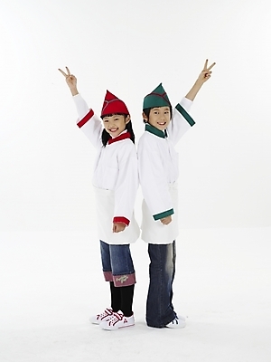 포토 JPG 스튜디오촬영 전신 모자 여자 남자 초등학생 어린이 포즈 실내 표정 미소 웃음 누끼 사람 동양인 소녀 소년 상반신 두명 빨간색 세로 초록색 요리사 한국인 가위바위보 어린이만 국내포토 가위손 직업 학생 잡화 컬러 놀이 인종 손짓 내부 파일형식