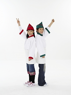 포토 JPG 스튜디오촬영 전신 모자 여자 남자 초등학생 어린이 포즈 실내 표정 미소 웃음 누끼 사람 동양인 소녀 소년 상반신 두명 빨간색 세로 초록색 요리사 한국인 가위바위보 어린이만 국내포토 가위손 바위손 직업 학생 잡화 컬러 놀이 인종 손짓 내부 파일형식