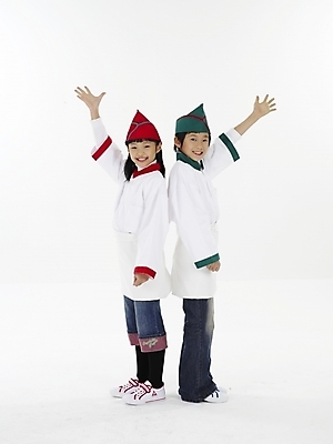 포토 JPG 스튜디오촬영 전신 모자 여자 남자 초등학생 어린이 포즈 실내 표정 누끼 사람 동양인 소녀 소년 상반신 두명 빨간색 세로 초록색 요리사 한국인 가위바위보 어린이만 국내포토 직업 학생 잡화 컬러 놀이 인종 내부 파일형식