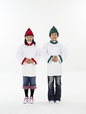 포토 JPG 스튜디오촬영 전신 모자 여자 남자 초등학생 어린이 포즈 실내 표정 미소 웃음 누끼 사람 동양인 소녀 소년 상반신 두명 빨간색 세로 초록색 요리사 한국인 인사 어린이만 국내포토 직업 학생 잡화 컬러 인종 내부 예절 파일형식