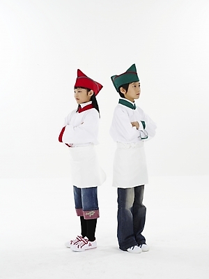 포토 JPG 스튜디오촬영 전신 모자 여자 남자 초등학생 어린이 포즈 실내 표정 누끼 사람 동양인 소녀 소년 두명 빨간색 세로 초록색 요리사 한국인 흰색 어린이만 국내포토 직업 학생 잡화 컬러 인종 내부 파일형식