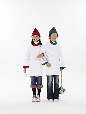 포토 JPG 스튜디오촬영 전신 모자 여자 남자 초등학생 어린이 포즈 주방용품 실내 표정 누끼 사람 동양인 소녀 소년 두명 빨간색 세로 초록색 팔짱 요리사 한국인 흰색 국자 뒤집개 어린이만 국내포토 직업 학생 잡화 컬러 생활용품 모션 인종 내부 파일형식
